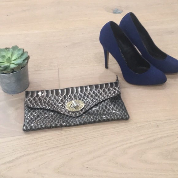 π HP β‘οΈ Black Faux Leather Reptile Clutch - Picture 2 of 5